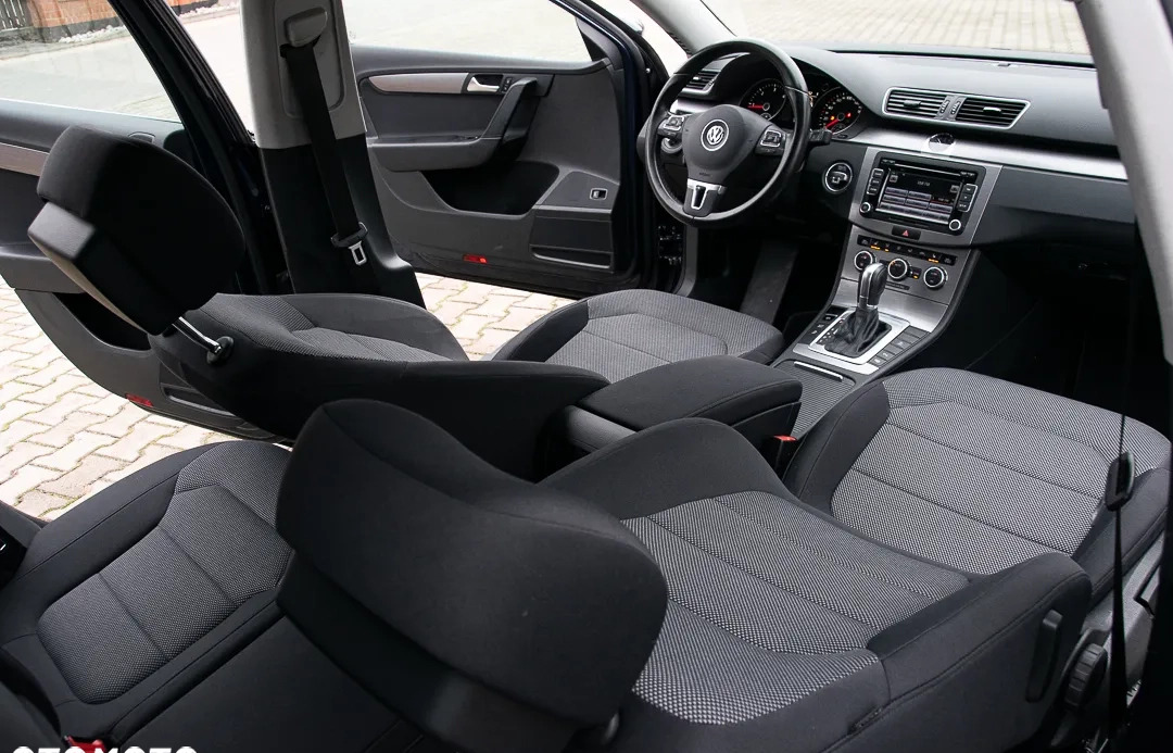 Volkswagen Passat cena 37900 przebieg: 249000, rok produkcji 2014 z Legnica małe 781